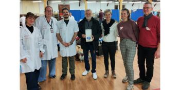 professionnels-de-l-efs-et-benevoles-de-l-adsb-de-marckolsheim-ont-felicite-marc-fehlmann-(au-centre)-pour-son-dernier-don-photo-dr-1739209232.jpg