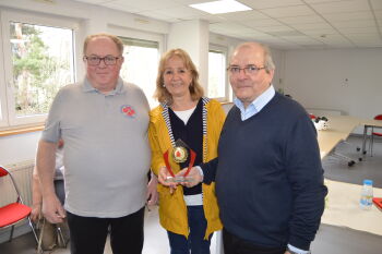 SCHILTIGHEIM, J.L.Wagner remet le trophée UD à Mme la Maire et son Adjoint