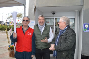 Denis SCHAEFFER Président de Vendenheim accueille la flamme