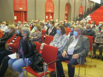 La salle attentive aux dernières nouvelles de l